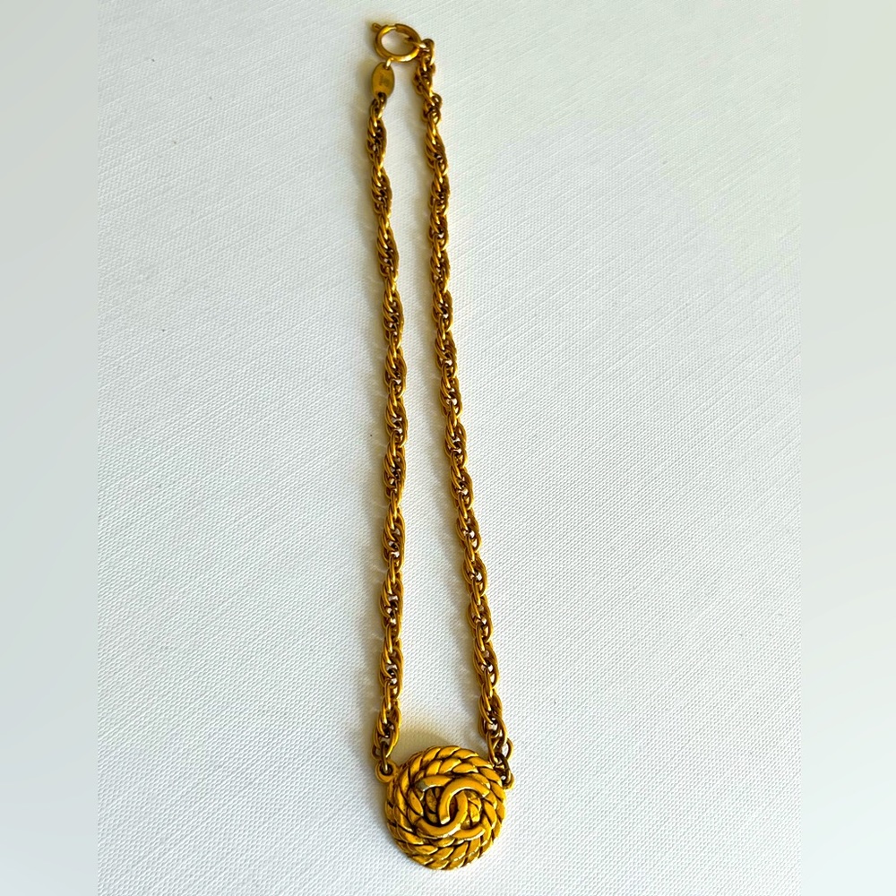 Chanel 1985 CC medallion-charm gold vintage chain necklace
